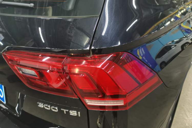 Used Volkswagen Tiguan L 2025 Model, Outstanding Version, 300TSI Automatic Two-Wheel Drive Longteng Edition Right Rear Taillight