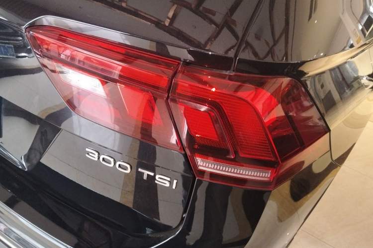 Used Volkswagen Tiguan L 2025 Model, Outstanding Version, 300TSI Automatic Two-Wheel Drive Longteng Edition Right Rear Taillight