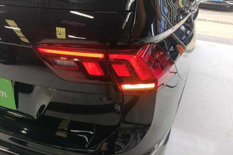 Used Volkswagen Tiguan L 2025 Model, Outstanding Version, 300TSI Automatic Two-Wheel Drive Longteng Edition Right Rear Taillight