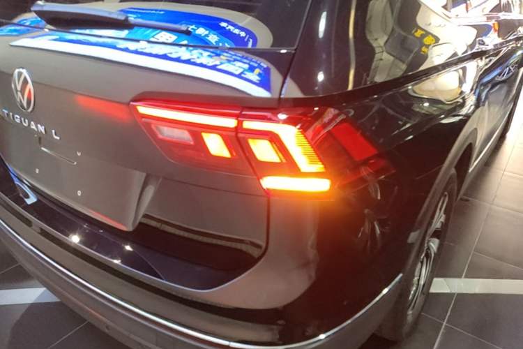 Used Volkswagen Tiguan L 2025 Model, Outstanding Version, 300TSI Automatic Two-Wheel Drive Longteng Edition Right Rear Taillight