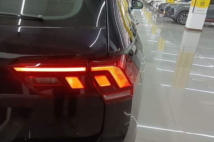 Used Volkswagen Tiguan L 2025 Model, Outstanding Version, 300TSI Automatic Two-Wheel Drive Longteng Edition Right Rear Taillight