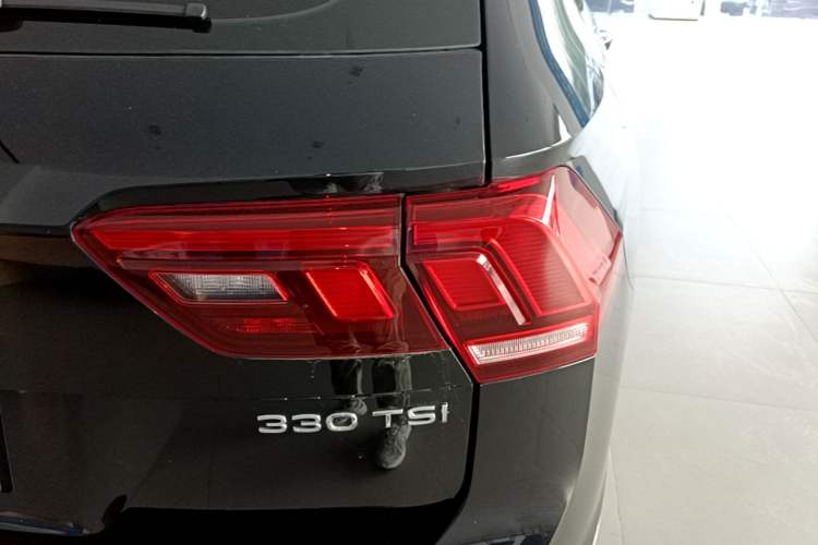 Used Volkswagen Tiguan L 2025 Model Outstanding Version 330TSI Automatic Two-Wheel Drive R-Line Longyao Edition Right Rear Taillight