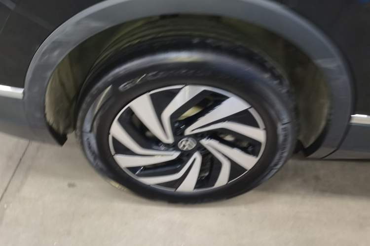 Used Volkswagen Tiguan L 2025 Model, Outstanding Version, 300TSI Automatic Two-Wheel Drive Longteng Edition Right Rear Wheel Hub