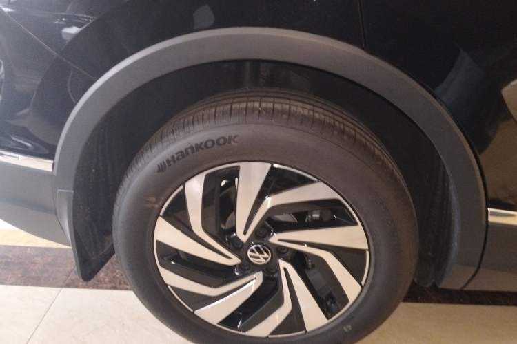 Used Volkswagen Tiguan L 2025 Model, Outstanding Version, 300TSI Automatic Two-Wheel Drive Longteng Edition Right Rear Wheel Hub