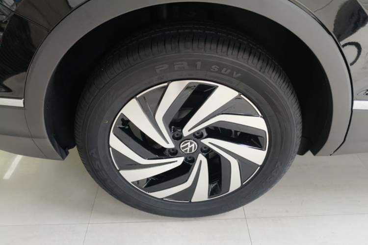 Used Volkswagen Tiguan L 2025 Model, Outstanding Version, 300TSI Automatic Two-Wheel Drive Longteng Edition Right Rear Wheel Hub