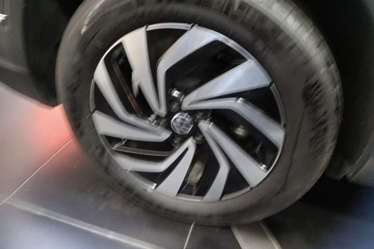Used Volkswagen Tiguan L 2025 Model, Outstanding Version, 300TSI Automatic Two-Wheel Drive Longteng Edition Right Rear Wheel Hub