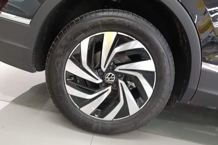 Used Volkswagen Tiguan L 2025 Model, Outstanding Version, 300TSI Automatic Two-Wheel Drive Longteng Edition Right Rear Wheel Hub