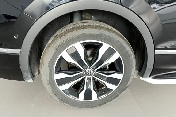 Used Volkswagen Tiguan L 2025 Model Outstanding Version 330TSI Automatic Two-Wheel Drive R-Line Longyao Edition Right Rear Wheel Hub