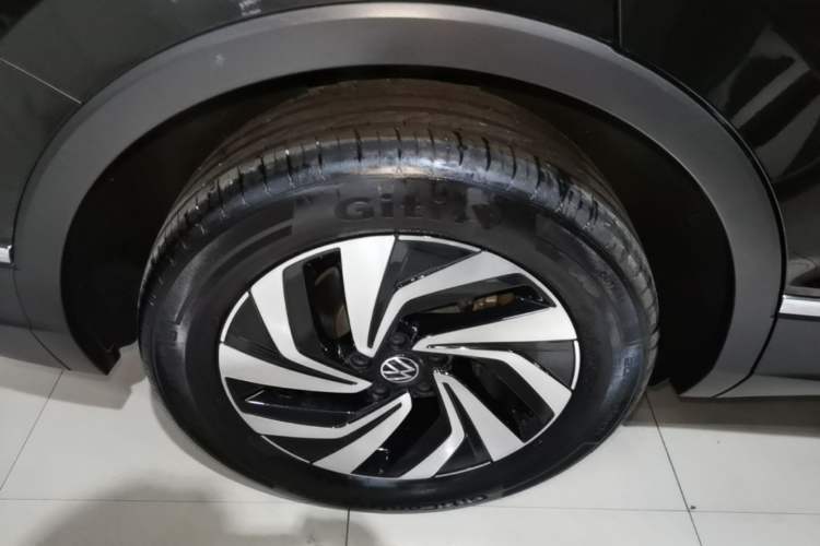 Used Volkswagen Tiguan L 2025 Model, Outstanding Version, 300TSI Automatic Two-Wheel Drive Longteng Edition Right Rear Wheel Hub