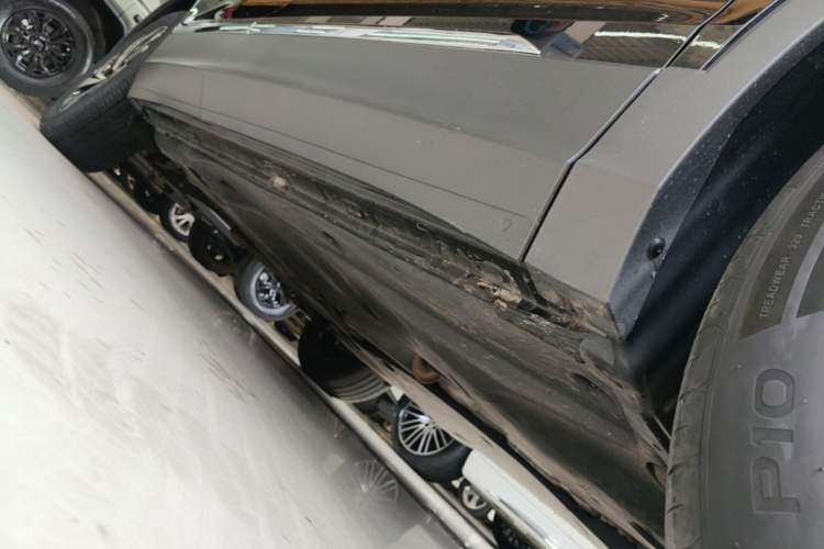 Used Volkswagen Tiguan L 2025 Model, Outstanding Version, 300TSI Automatic Two-Wheel Drive Longteng Edition Right Side Sill