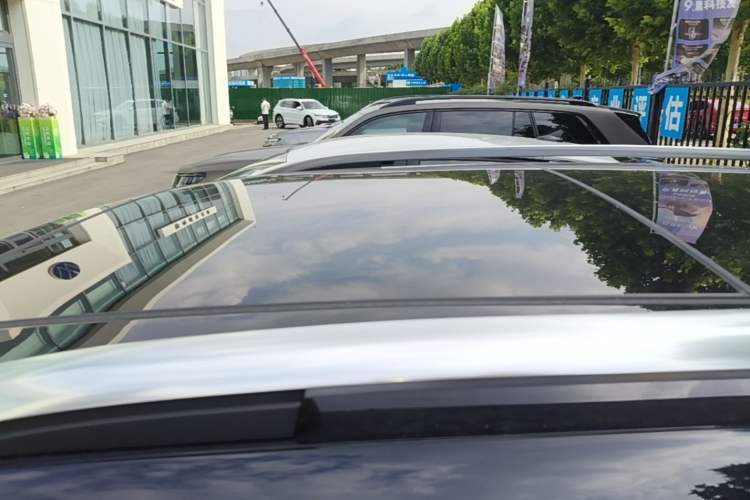 Used Volkswagen Tiguan L 2025 Model Outstanding Version 330TSI Automatic Two-Wheel Drive R-Line Longyao Edition Roof