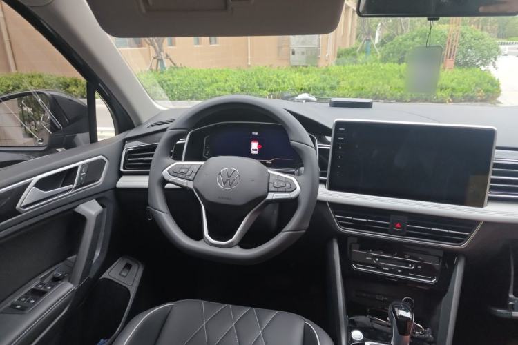 Used Volkswagen Tiguan L 2025 Model, Outstanding Version, 300TSI Automatic Two-Wheel Drive Longteng Edition Steering Wheel