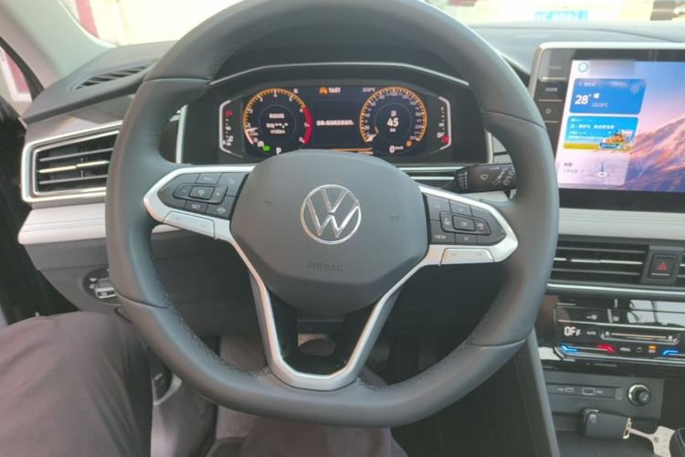 Used Volkswagen Tiguan L 2025 Model, Outstanding Version, 300TSI Automatic Two-Wheel Drive Longteng Edition Steering Wheel