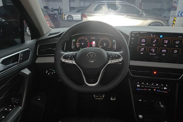 Used Volkswagen Tiguan L 2025 Model Outstanding Version 330TSI Automatic Two-Wheel Drive R-Line Longyao Edition Steering Wheel