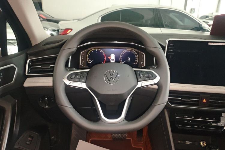 Used Volkswagen Tiguan L 2025 Model, Outstanding Version, 300TSI Automatic Two-Wheel Drive Longteng Edition Steering Wheel