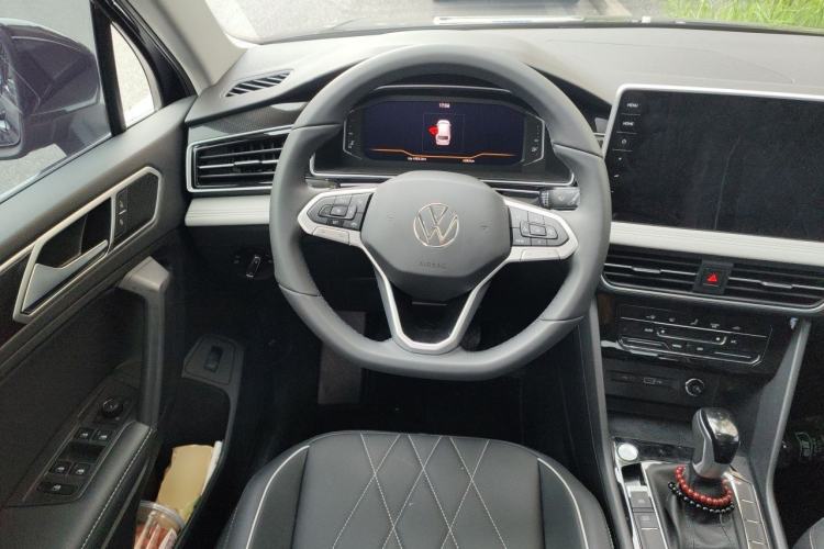 Used Volkswagen Tiguan L 2025 Model, Outstanding Version, 300TSI Automatic Two-Wheel Drive Longteng Edition Steering Wheel