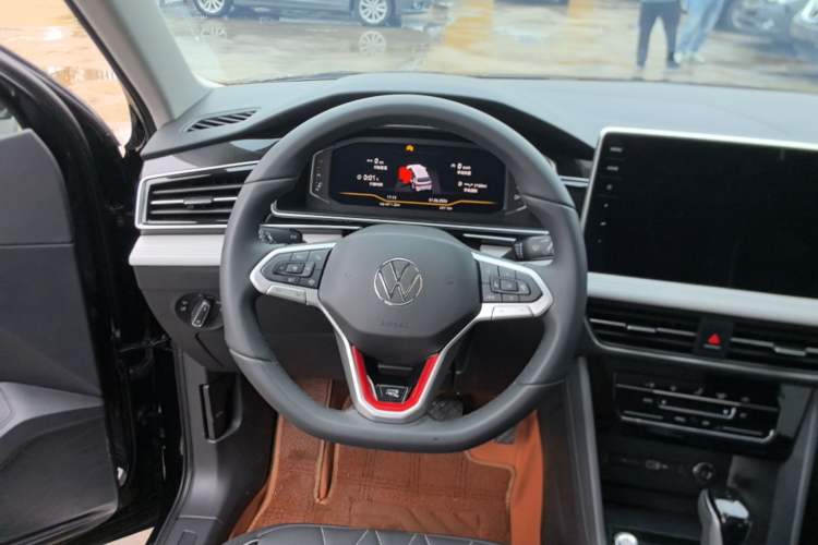 Used Volkswagen Tiguan L 2025 Model, Outstanding Version, 300TSI Automatic Two-Wheel Drive Longteng Edition Steering Wheel