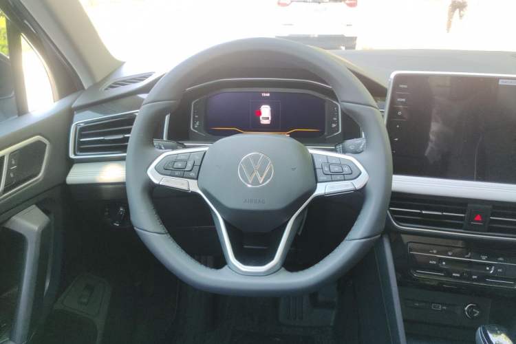 Used Volkswagen Tiguan L 2025 Model, Outstanding Version, 300TSI Automatic Two-Wheel Drive Longteng Edition Steering Wheel