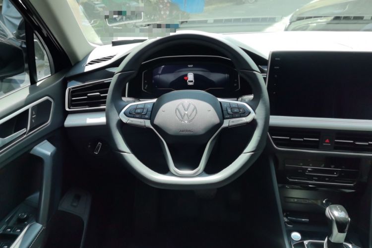 Used Volkswagen Tiguan L 2025 Model, Outstanding Version, 300TSI Automatic Two-Wheel Drive Longteng Edition Steering Wheel
