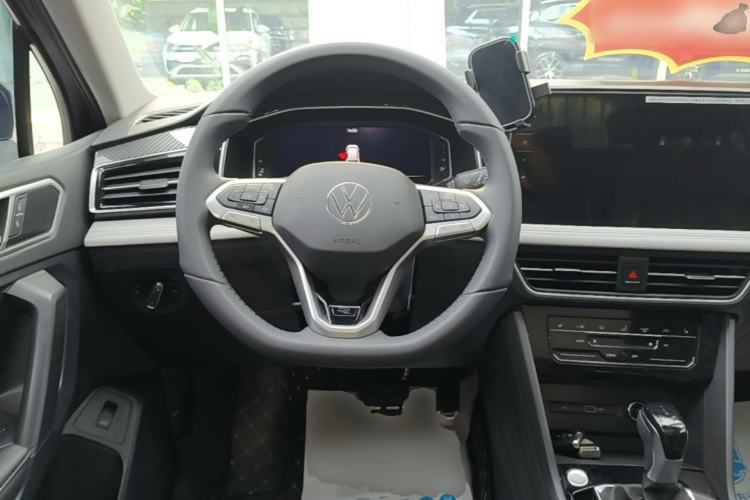 Used Volkswagen Tiguan L 2025 Model Outstanding Version 330TSI Automatic Two-Wheel Drive R-Line Longyao Edition Steering Wheel