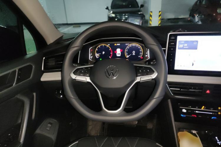 Used Volkswagen Tiguan L 2025 Model, Outstanding Version, 300TSI Automatic Two-Wheel Drive Longteng Edition Steering Wheel