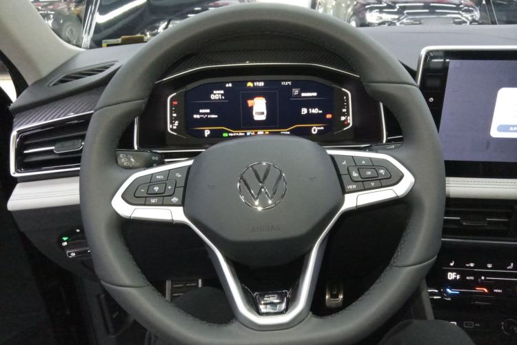 Used Volkswagen Tiguan L 2025 Model Outstanding Version 330TSI Automatic Two-Wheel Drive R-Line Longyao Edition Steering Wheel