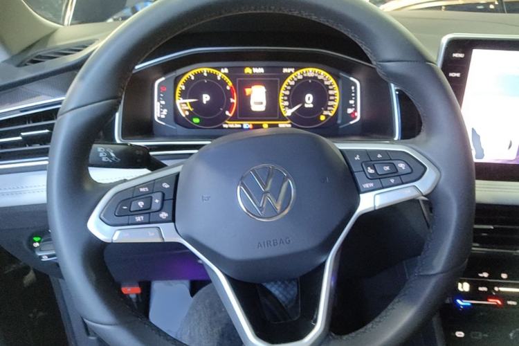 Used Volkswagen Tiguan L 2025 Model, Outstanding Version, 300TSI Automatic Two-Wheel Drive Longteng Edition Steering Wheel