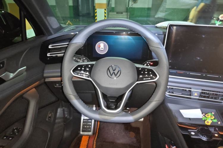 Used Volkswagen Tiguan L 2025 PRO 380TSI Two-Wheel-Drive R-Line Smart Edition Steering Wheel