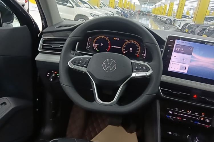 Used Volkswagen Tiguan L 2025 Model, Outstanding Version, 300TSI Automatic Two-Wheel Drive Longteng Edition Steering Wheel