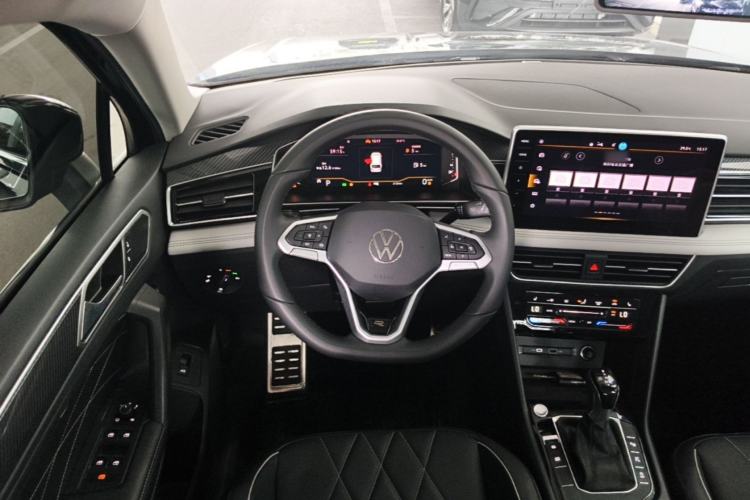 Used Volkswagen Tiguan L 2025 Model Outstanding Version 330TSI Automatic Two-Wheel Drive R-Line Longyao Edition Steering Wheel