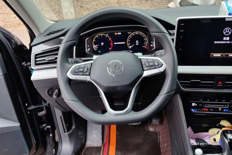 Used Volkswagen Tiguan L 2025 Model, Outstanding Version, 300TSI Automatic Two-Wheel Drive Longteng Edition Steering Wheel