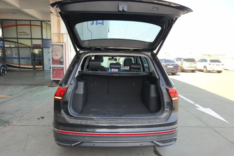 Used Volkswagen Tiguan L 2025 Model, Outstanding Version, 300TSI Automatic Two-Wheel Drive Longteng Edition Trunk