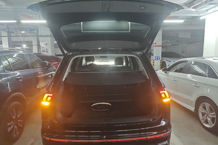 Used Volkswagen Tiguan L 2025 Model Outstanding Version 330TSI Automatic Two-Wheel Drive R-Line Longyao Edition Trunk