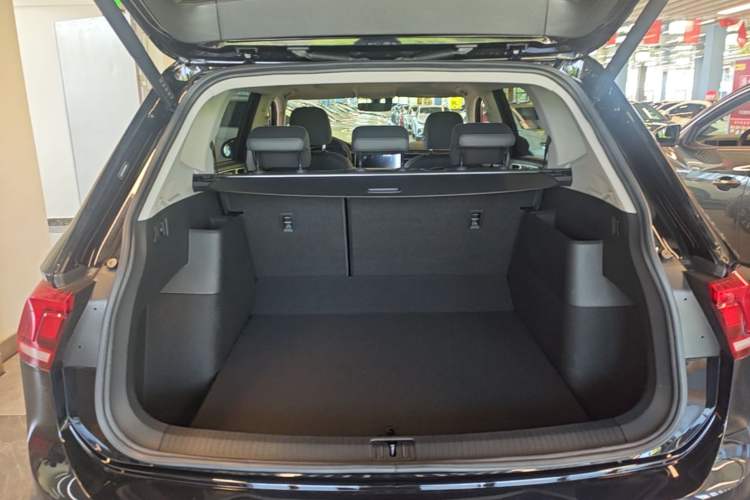 Used Volkswagen Tiguan L 2025 Model Outstanding Version 330TSI Automatic Two-Wheel Drive R-Line Longyao Edition Trunk