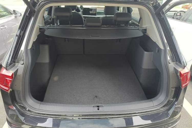 Used Volkswagen Tiguan L 2025 Model Outstanding Version 330TSI Automatic Two-Wheel Drive R-Line Longyao Edition Trunk