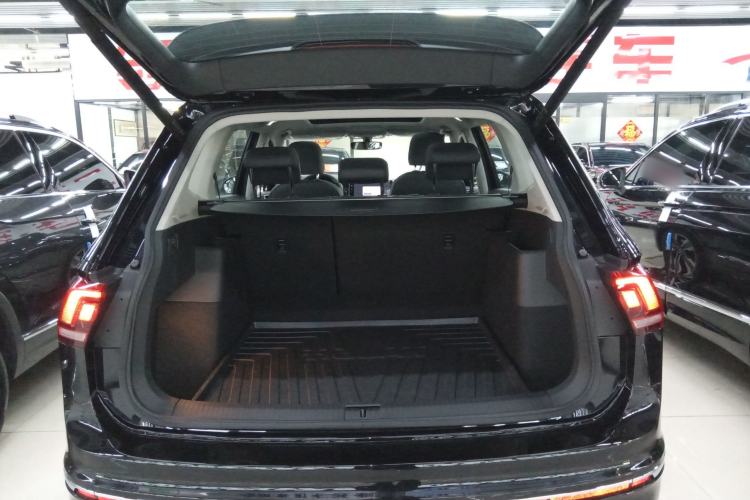 Used Volkswagen Tiguan L 2025 Model Outstanding Version 330TSI Automatic Two-Wheel Drive R-Line Longyao Edition Trunk