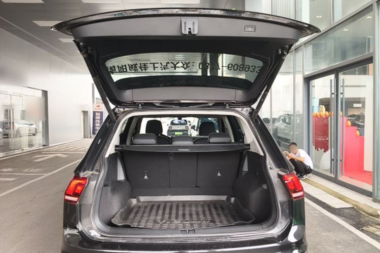 Used Volkswagen Tiguan L 2025 Model Outstanding Version 330TSI Automatic Two-Wheel Drive R-Line Longyao Edition Trunk