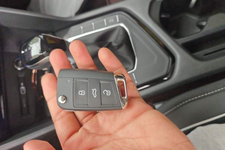Used Volkswagen Tiguan L 2025 Model, Outstanding Version, 300TSI Automatic Two-Wheel Drive Longteng Edition Vehicle Key
