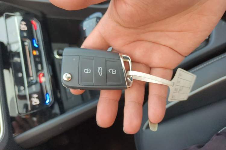 Used Volkswagen Tiguan L 2025 Model, Outstanding Version, 300TSI Automatic Two-Wheel Drive Longteng Edition Vehicle Key