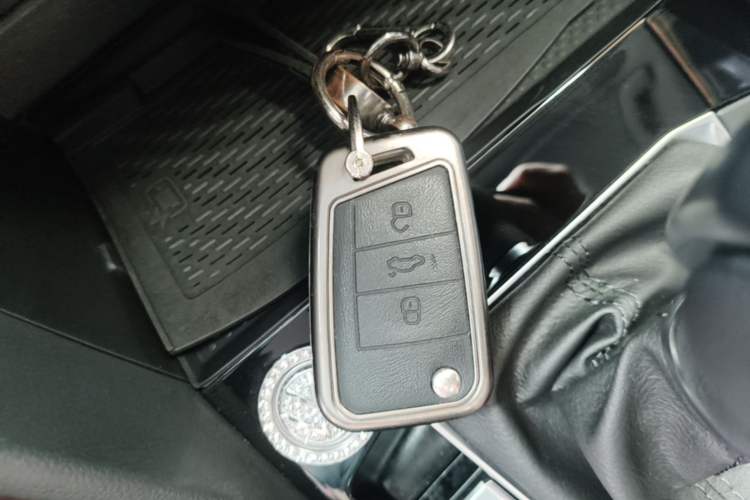 Used Volkswagen Tiguan L 2025 Model, Outstanding Version, 300TSI Automatic Two-Wheel Drive Longteng Edition Vehicle Key