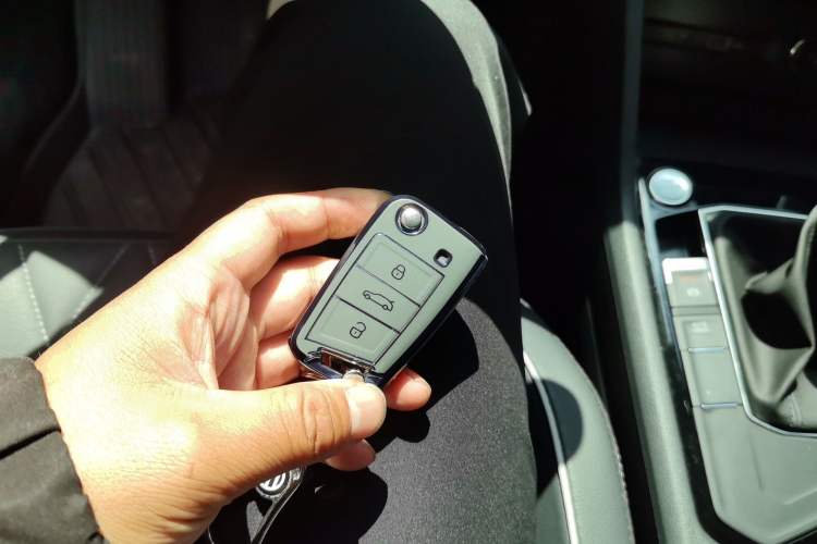 Used Volkswagen Tiguan L 2025 Model, Outstanding Version, 300TSI Automatic Two-Wheel Drive Longteng Edition Vehicle Key