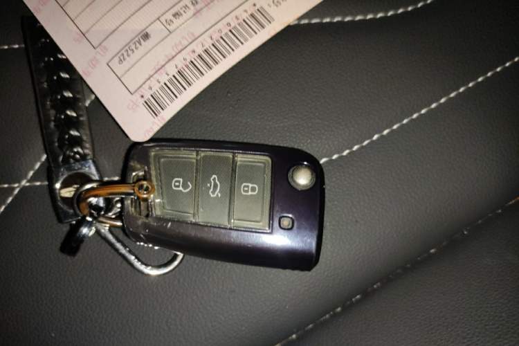 Used Volkswagen Tiguan L 2025 Model, Outstanding Version, 300TSI Automatic Two-Wheel Drive Longteng Edition Vehicle Key