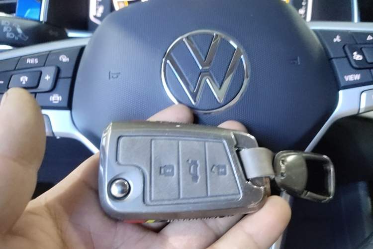 Used Volkswagen Tiguan L 2025 Model, Outstanding Version, 300TSI Automatic Two-Wheel Drive Longteng Edition Vehicle Key