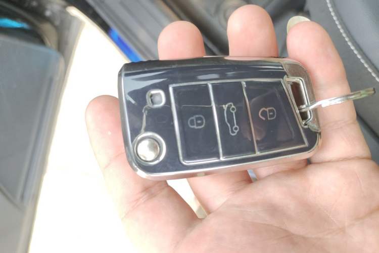 Used Volkswagen Tiguan L 2025 Model, Outstanding Version, 300TSI Automatic Two-Wheel Drive Longteng Edition Vehicle Key