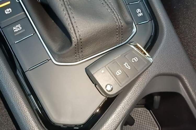 Used Volkswagen Tiguan L 2025 Model, Outstanding Version, 300TSI Automatic Two-Wheel Drive Longteng Edition Vehicle Key