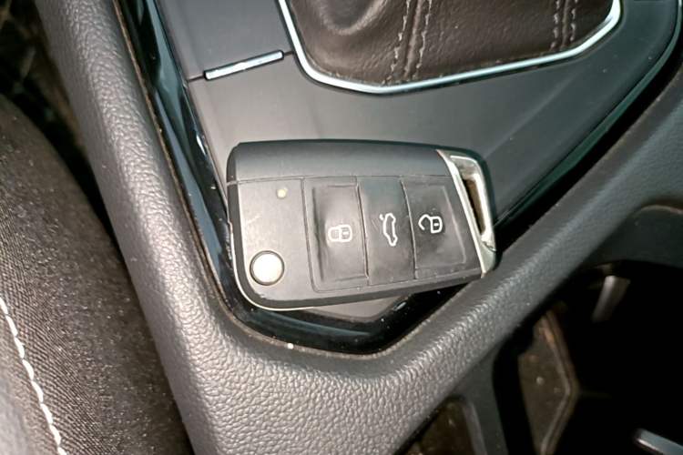 Used Volkswagen Tiguan L 2025 Model Outstanding Version 330TSI Automatic Two-Wheel Drive R-Line Longyao Edition Vehicle Key