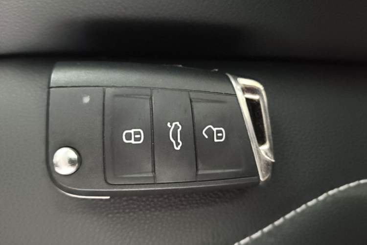Used Volkswagen Tiguan L 2025 Model Outstanding Version 330TSI Automatic Two-Wheel Drive R-Line Longyao Edition Vehicle Key
