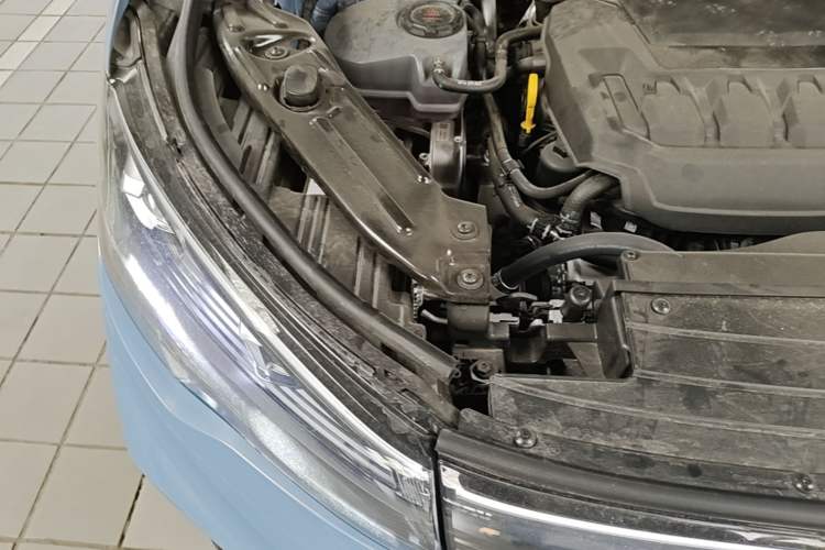 Used Volkswagen Tiguan L 2025 PRO 380TSI Four-Wheel Drive R-Line Prestige Edition Engine Bay Right