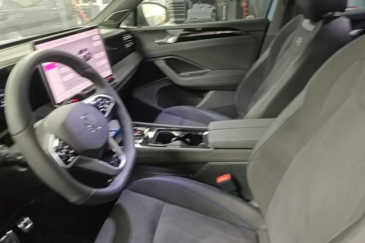 Used Volkswagen Tiguan L 2025 PRO 380TSI Four-Wheel Drive R-Line Prestige Edition Left Front Seat