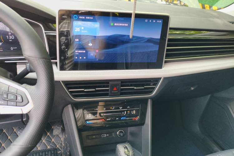 Used Volkswagen Tiguan L 2025 Model, Outstanding Version, 300TSI Automatic Two-Wheel Drive Longteng Edition Audio And AC Panel